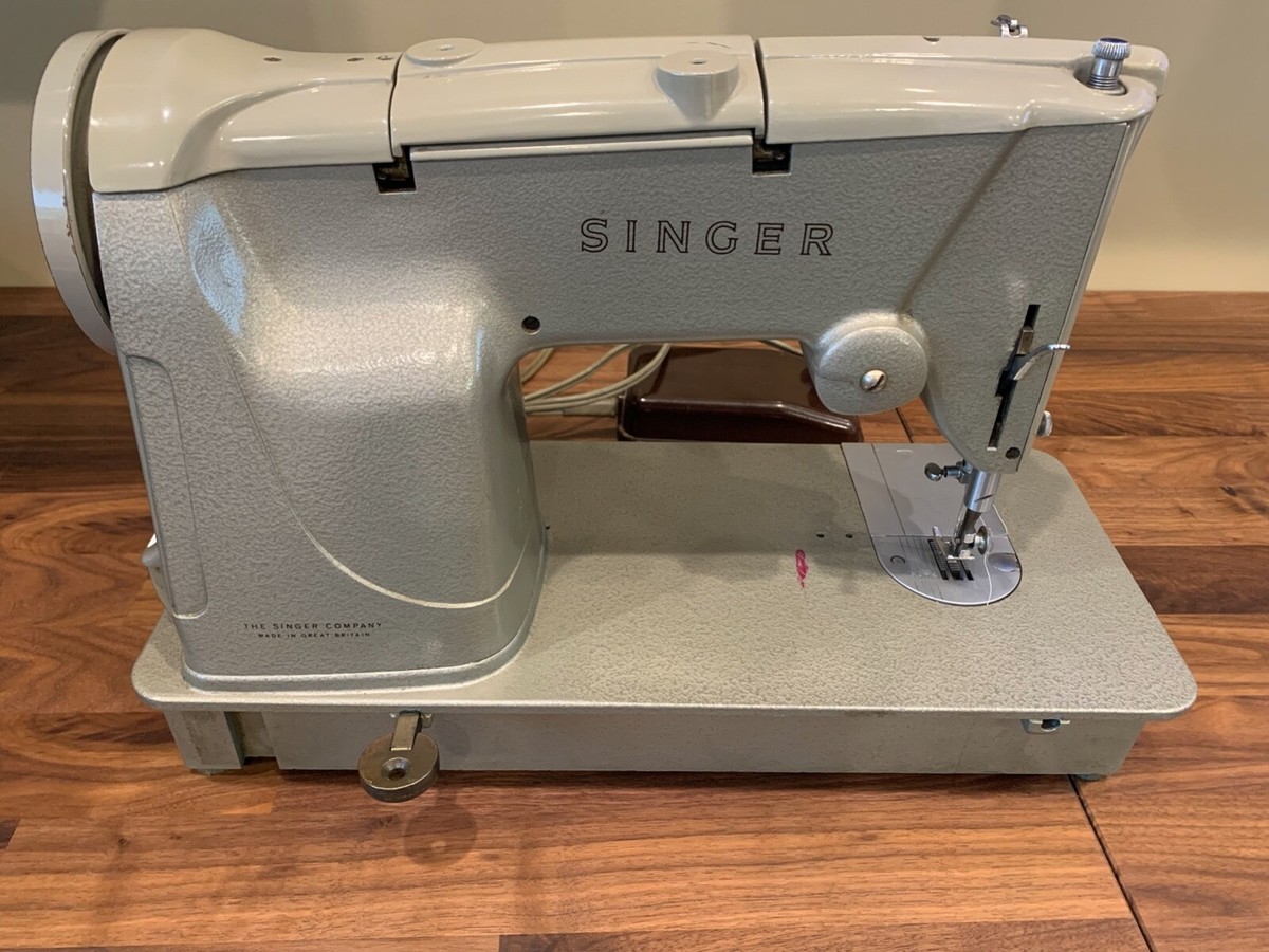 VINTAGE SINGER 404 SEWING MACHINE w/CASE (ye) (PBR085108)