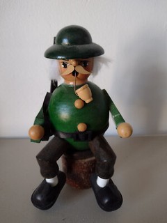 TRADITIONAL GERMAN WOODEN INCENSE SMOKER HUNTER