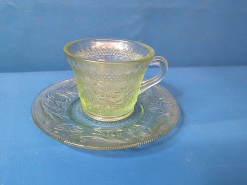 Exclusivo juego de 4 tazas y platillos de té de vidrio verde Tiara Indiana Chantilly - Imagen 2 de 3
