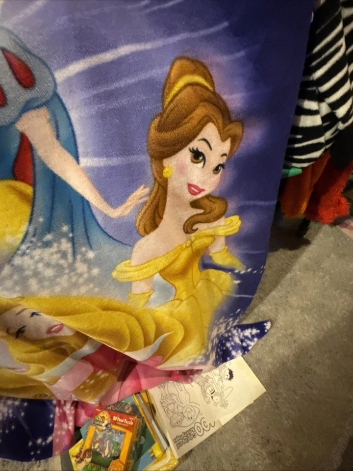 Manta polar proceso Disney Cenicienta, Bella, Ariel, Blancanieves, Aurora Foto 4 de 4