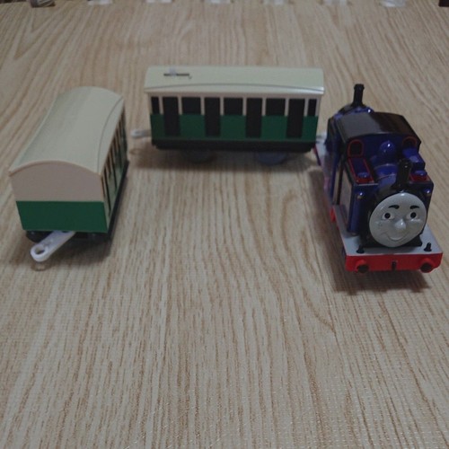 Takara Tomy Plarail Thomas & Friends Mighty Mac con 2 carrozze passeggeri - Foto 9 di 12