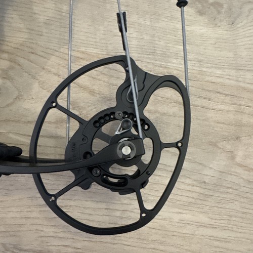 Elite Archery Artus Compound Bow w/ VaporTrail Pxi rest, RH 70# Slate Grey - Picture 8 of 15