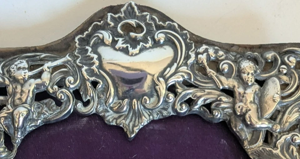 Викторианская фоторамка из чистого серебра с британскими клеймами в виде сердца с херувимами - Изображение 3 из 4