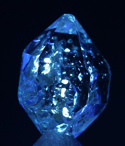 PETROLEUM ASPHALTITE in QUARTZ Specimen Fluorescent Crystal Mineral PAKISTAN