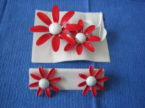 VINTAGE RED / WHITE FLOWER PIN BROOCH SET ~ UNSIGN ! - Picture 1 of 6