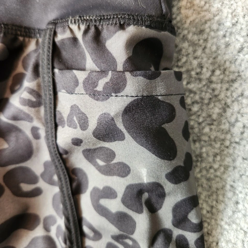 Pantalones cortos para mujer Maven Thread negros con estampado de leopardo forro de poliéster spandex Foto 4 de 4