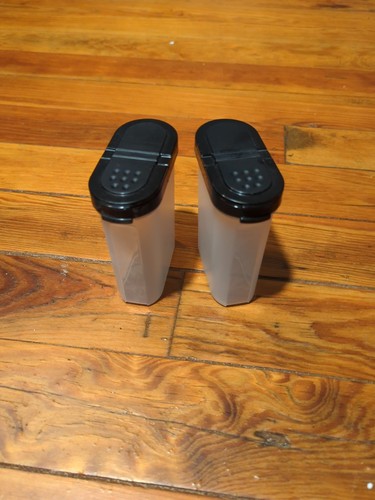 Neu Tupperware 5 Zoll Gewürz Rub Shaker Behälter Set 2 in schwarzer Farbe Deckel - Bild 2 von 5