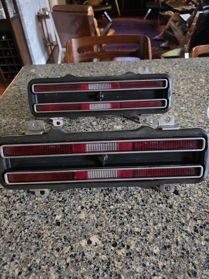 Par de conjuntos de luces traseras originales de fábrica Pontiac Firebird 1967-1968 GM OEM Foto 2 de 3