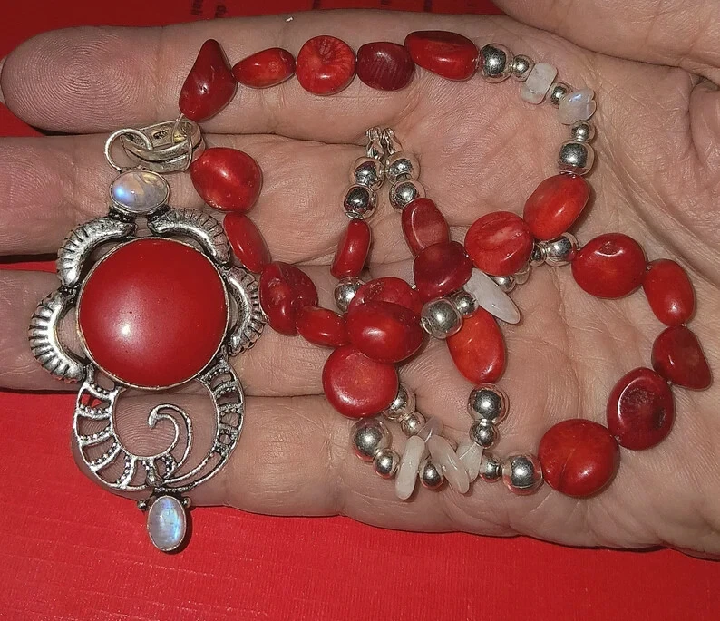 STRAORDINARIA COLLANA CORALLO ROSSO E PIETRA DI LUNA CON PENDENTE IN ARGENTO 925 - Immagine 2 di 4