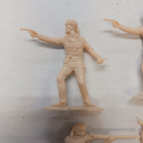 VINTAGE TOY LOT of 5-MARX DANIEL BOONE PLASTIC ARMY TYPE MEN - Picture 2 of 8