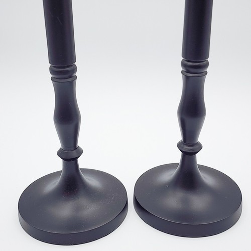 Candelabro cónico de metal negro Crate & Barrel Astryd 15", par de 2 - Imagen 8 de 9