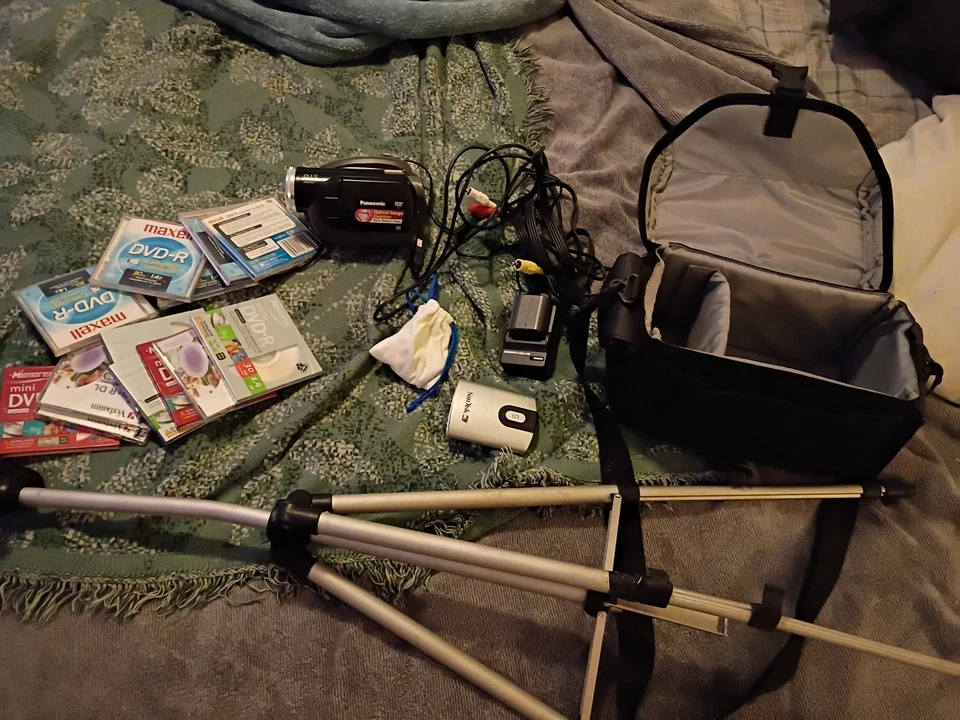 Panasonic DVD Video Ois Hand Held Camcorder - Image 2 of 4