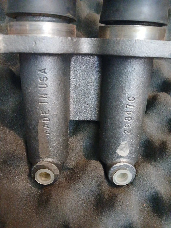 Cilindro maestro de doble puerto NOS International - años 60 International 900, 1000, C/D Foto 3 de 4