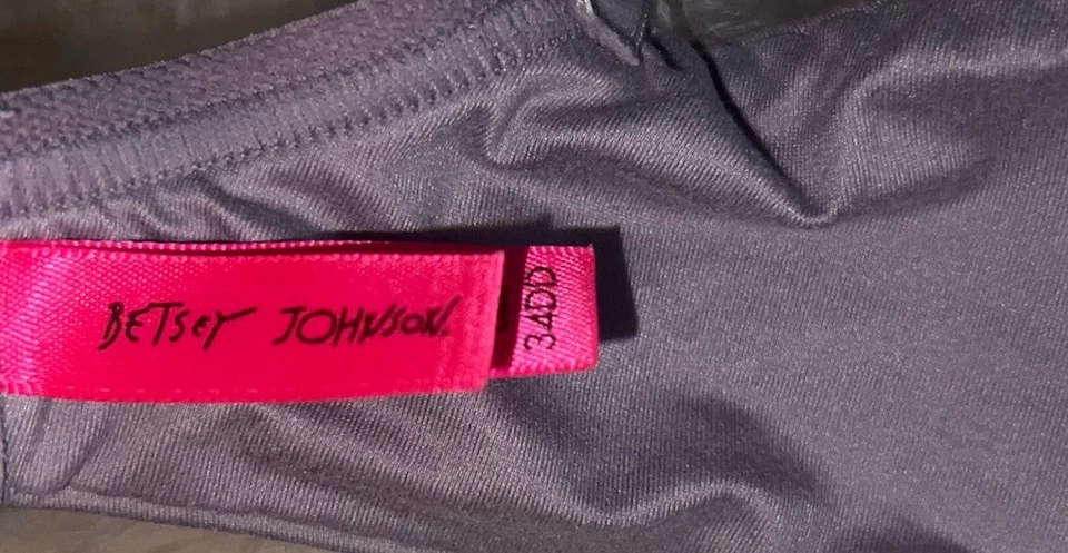 Sujetador Betsey Johnson-34DD púrpura claro acolchado con aros cierre ajustable trasero Foto 3 de 3