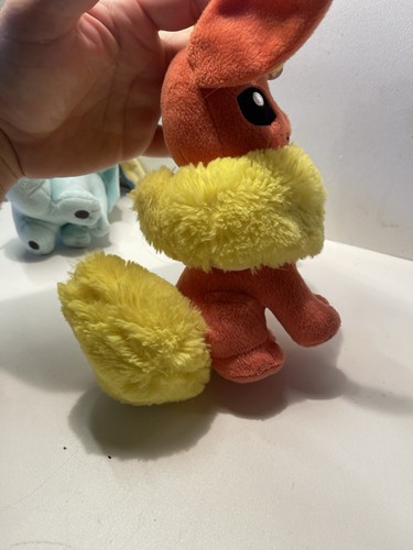 Lote de peluches Tomy Pokémon Flareon y Vaporeon - Imagen 9 de 9