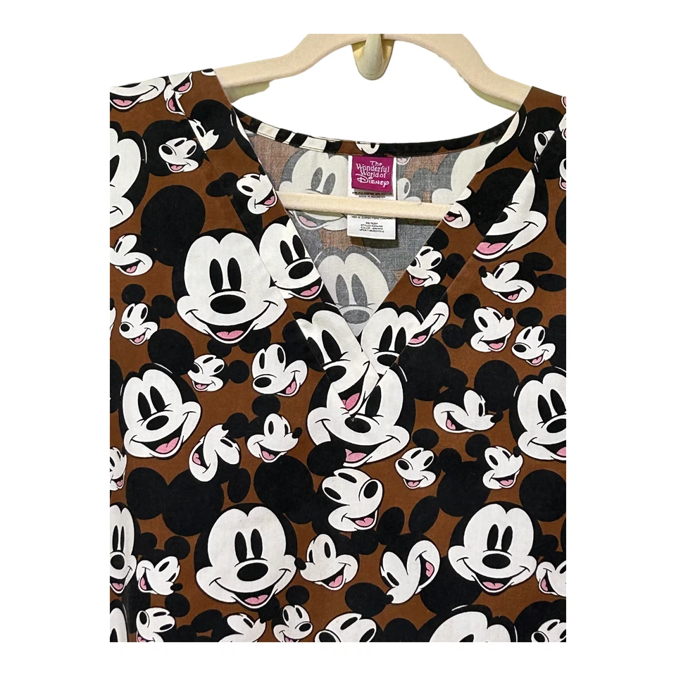 Blusa Médica Unisex Wonderful World Of Disney Mickey Mouse 2X Bolsillos Marrón Cuello en V Foto 2 de 4