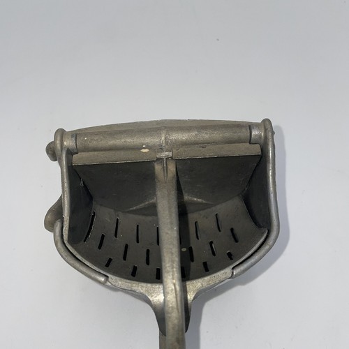 Vintage WEAR-EVER Juicer Orange Citrus Squeezer Hand Press Aluminum USA - Picture 3 of 16