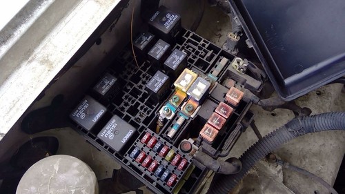 2000-2004 Isuzu Rodeo Fuse Box Engine Compartment Mount OEM 8979403161 - Picture 2 of 2