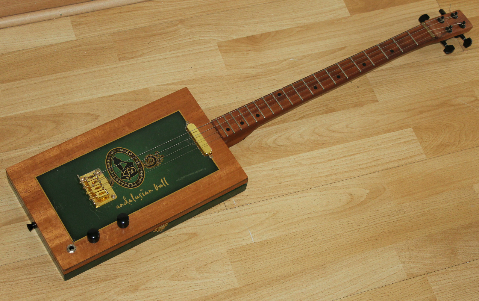 Andalusian Bull Zigarrenkiste 4 Saiten Akustikgitarre Vintage Andalusian Bull Zigarrenkiste 4 Saiten Akustikgitarre Vintage