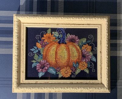 KLEINES FERTIG GERAHMTES BLUMENFEEN KREUZSTICH BILD Halloween Kürbis 