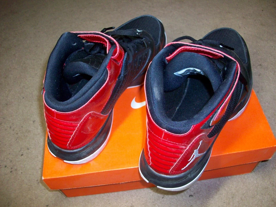 Tenis de baloncesto Nike Air Jordan BCT 3 Mid negros rojos para hombre talla 10 8-16 nuevos en caja Foto 2 de 4