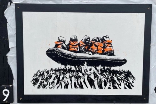 BANKSY 2025 GLASTONBURY POSTER DRUCK IN HAND IMMIGRANTEN AUF EINEM BOOT