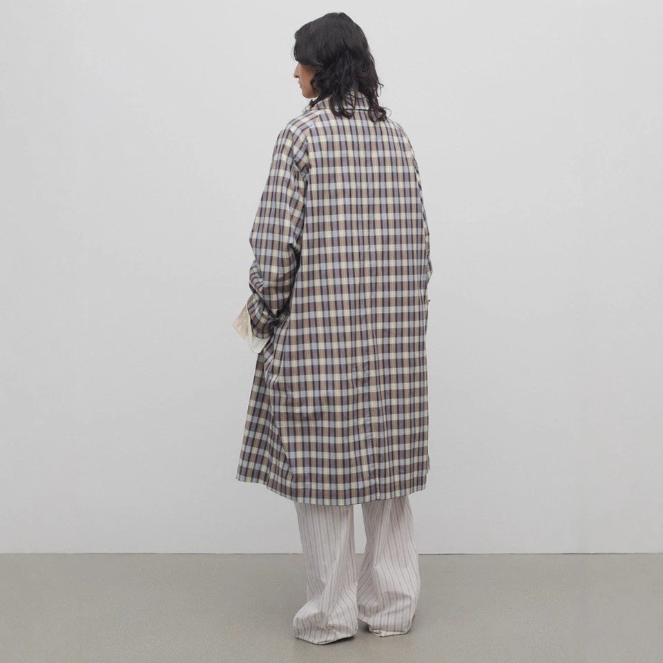 Abrigo de solapa suelta simple retro con estampado a cuadros THE ROW para mujer Foto 4 de 4
