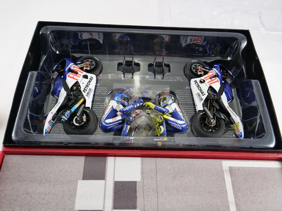 Minichamps Double set Rossi Lorenzo Team fiat yamaha GP Barcelona 2009 - Photo 2/4