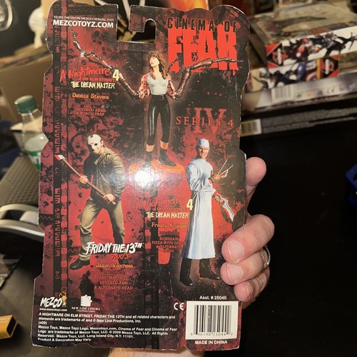 Figura 2009 Mezco Toyz Cinema of Fear Pesadilla en Elm St. Debby Stevens leer - Imagen 8 de 8
