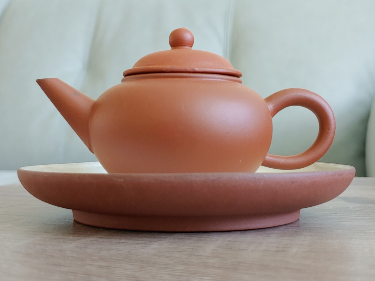五六十年宜兴玉英紫砂壶茶杯白釉盘 Chinese Yixing Purple Clay 五六十年宜兴玉英紫砂壶茶杯白釉盘 Chinese Yixing Purple Clay