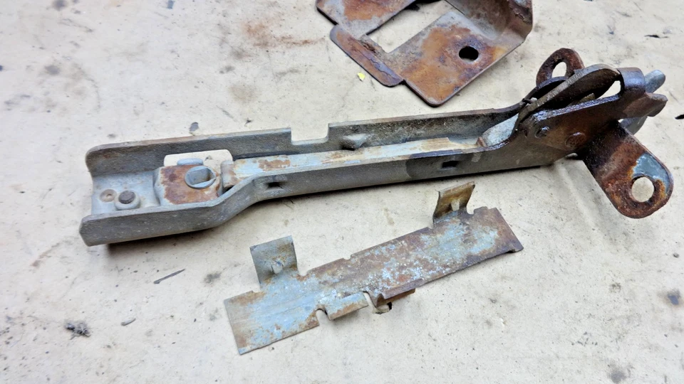 1955 1956 年 1957 年雪佛兰 TRUNK 盖锁/闩锁释放盖原装 GM 57 庞蒂亚克 — 第 2/4 张图片