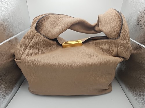Cartera Hobo Donna Karan NY Amagansett (Fawn) Cuero Enrollado Suave Reg. $298