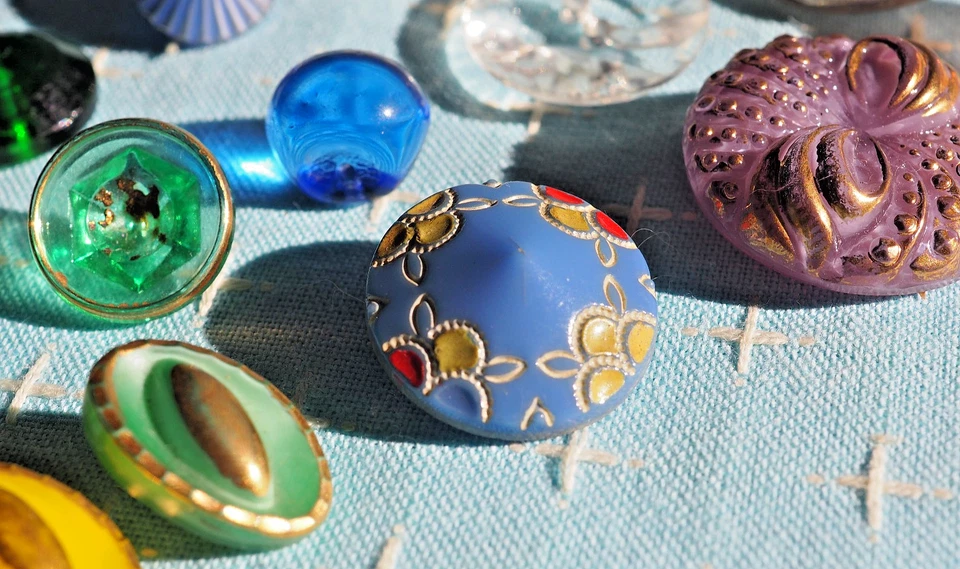 Lote de 28 Botones VIDRIO Antiguos y Vintage Transparente Negro Verde Azul Amarillo 2 Juegos Foto 3 de 4