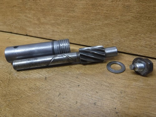 1972 72 SUZUKI TS250 TS 250 OEM TACHOMETER DRIVE GEAR SHAFT NICE FAST SHIPPING - Picture 2 of 12