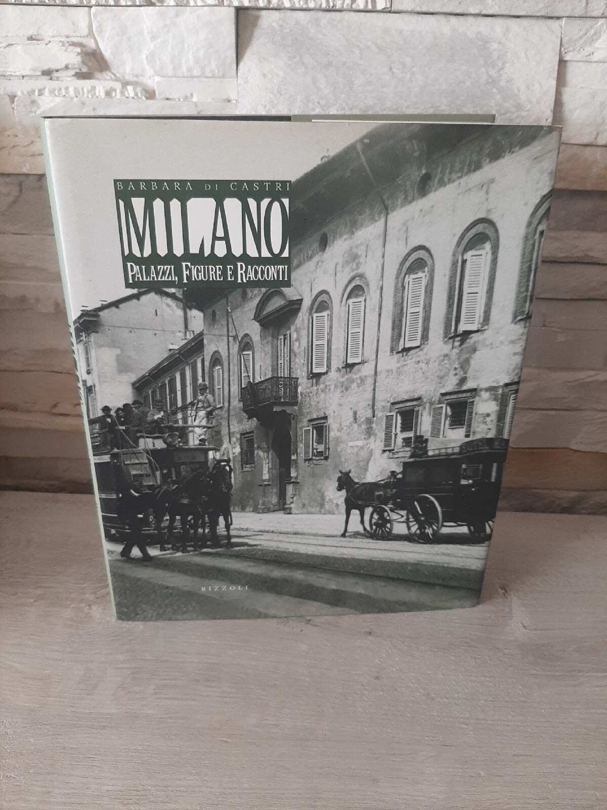 Foto 1 di 9