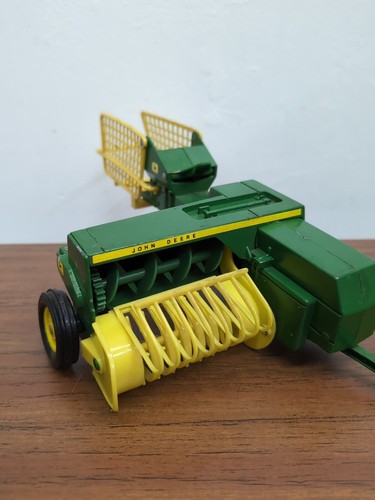 1/16 Ertl Farm Toy John Deere Square Baler With Black Hitch - Picture 3 of 4
