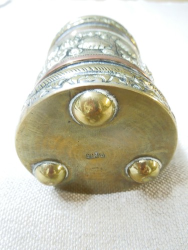 Antique Chinese circular brass embossed cigarette/ trinket box - Picture 8 of 8