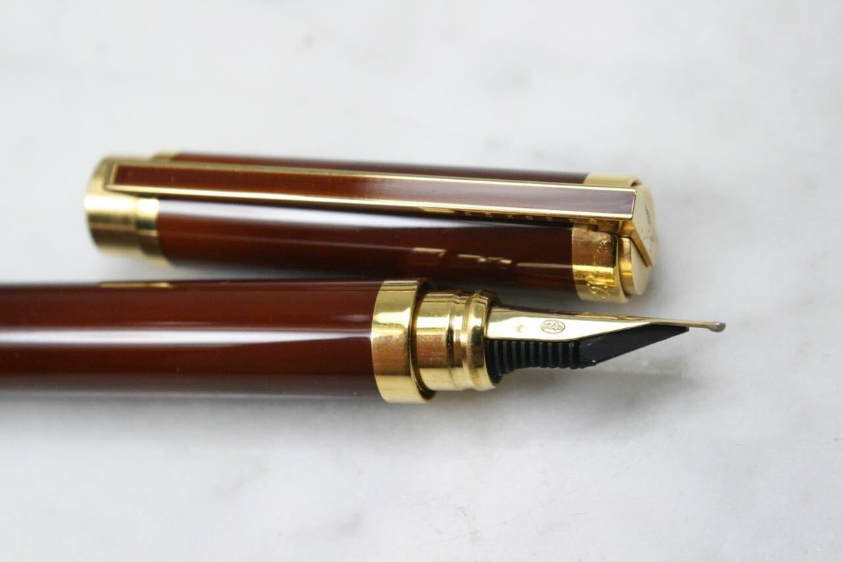 ST DUPONT Laque de Chine Ecaille Fountain Pen 18K Gold Nib