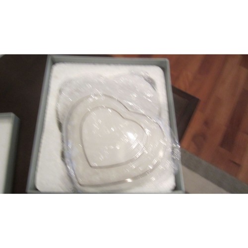 NUOVO IN SCATOLA CUNEO PORCELLANA GLASSA A FORMA DI CUORE PORTAGIOIE - Foto 1 di 4