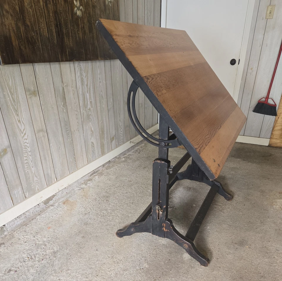 Antigua mesa de dibujo de roble macizo de Frederick Post. Ajustable. Herrajes de hierro. Foto 2 de 4