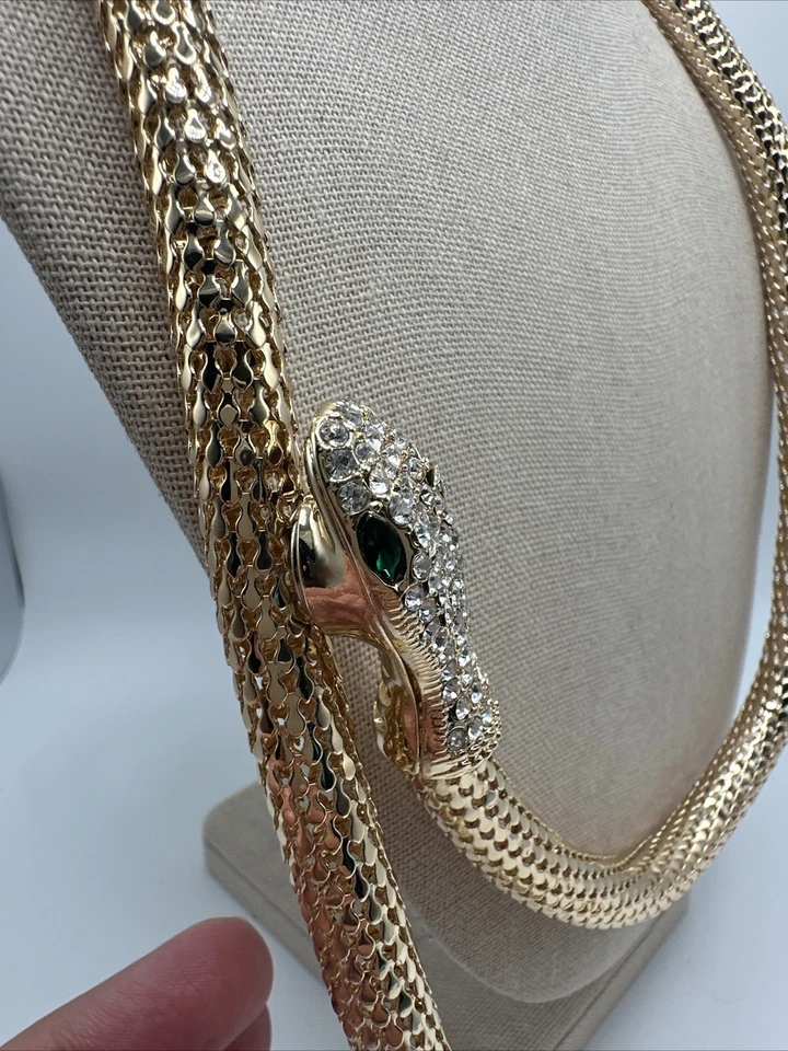 Collar Serpiente Magnética Malla Tono Dorado Cristal Verde y Blanco Foto 3 de 4