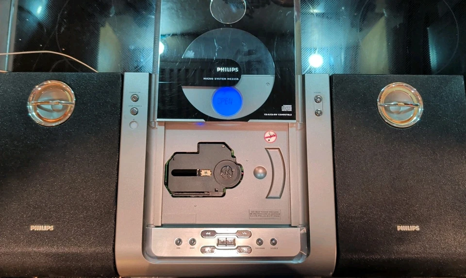 PHILIPS  Micro Home System Shelf CD Player AM FM Radio W/Speakers.  MC235B/37 - Image 3 of 4