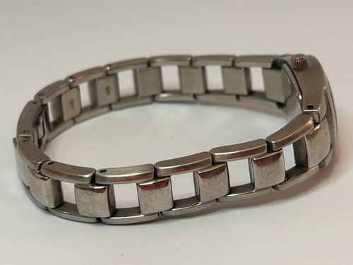 Working Vintage Ladies Silver Fossil Quartz Watch BO - Picture 5 of 9
