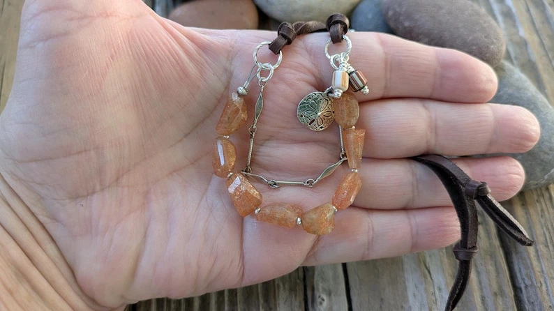 Pulsera de cuero ajustable con piedra solar y plata de ley Foto 3 de 4