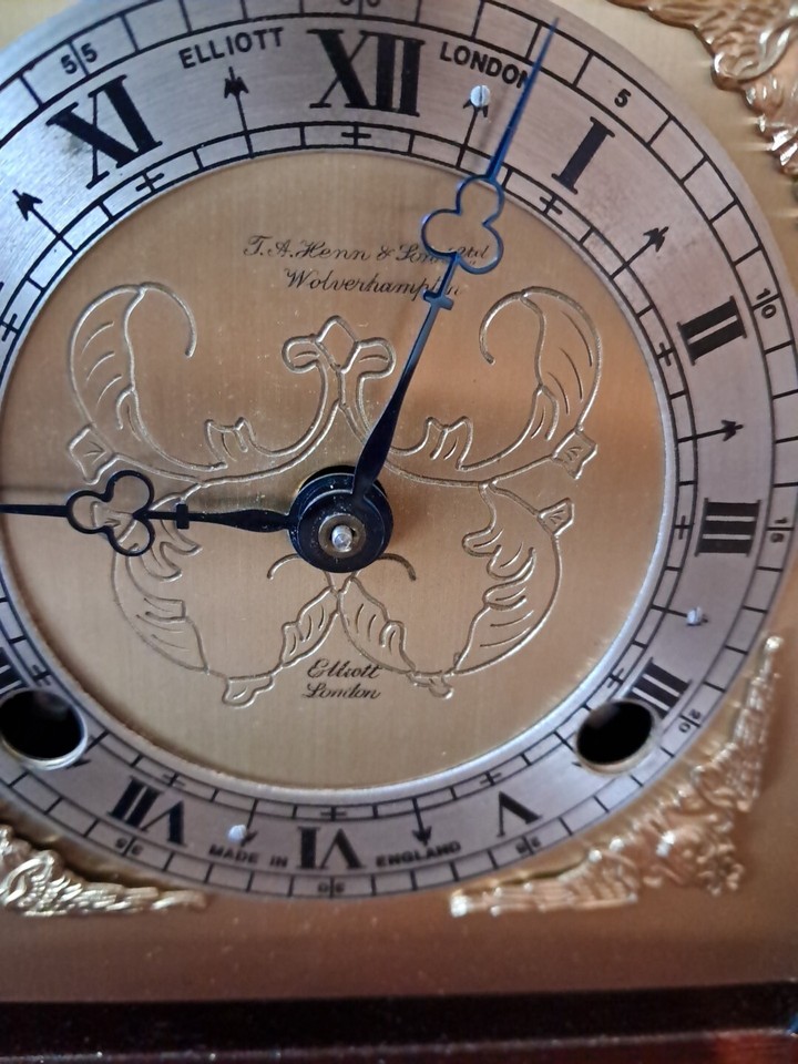 Elliot London Mantle Clock. Chimes on the hour and halfhour Good