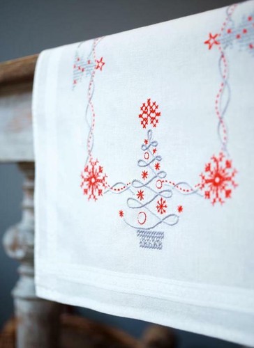 Hazlo tú mismo Árboles de Navidad Vervaco Plata Rojo Estampado Punto de Cruz Kit de Corredor de Mesa - Imagen 3 de 6