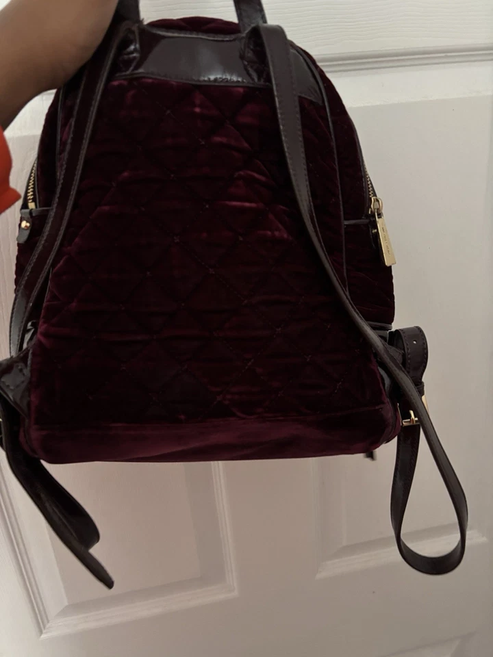 Mochila Mochila Michael Kors Rhea Mediana Terciopelo Cremallera Borgoña (Usada) Foto 2 de 3