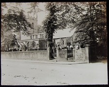 Glas magische Laterne Dia EYAM KIRCHE AUSSEN UM 1910 ALTES FOTO DERBYSHIRE 