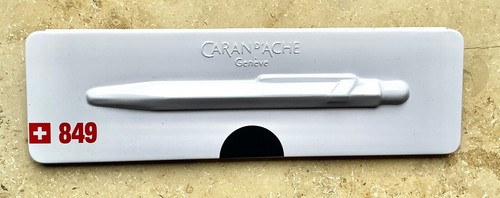 CARAN D´ACHE 849 Kugelschreiber Claim your Style, Metall blau, Ref. 849.640 - Bild 2 von 2