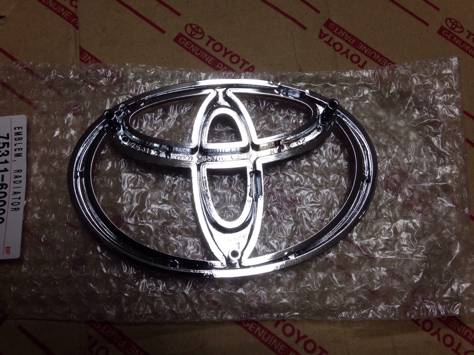Genuine OEM Toyota Land Cruiser Front grille emblem 1995-2002 75311 ...